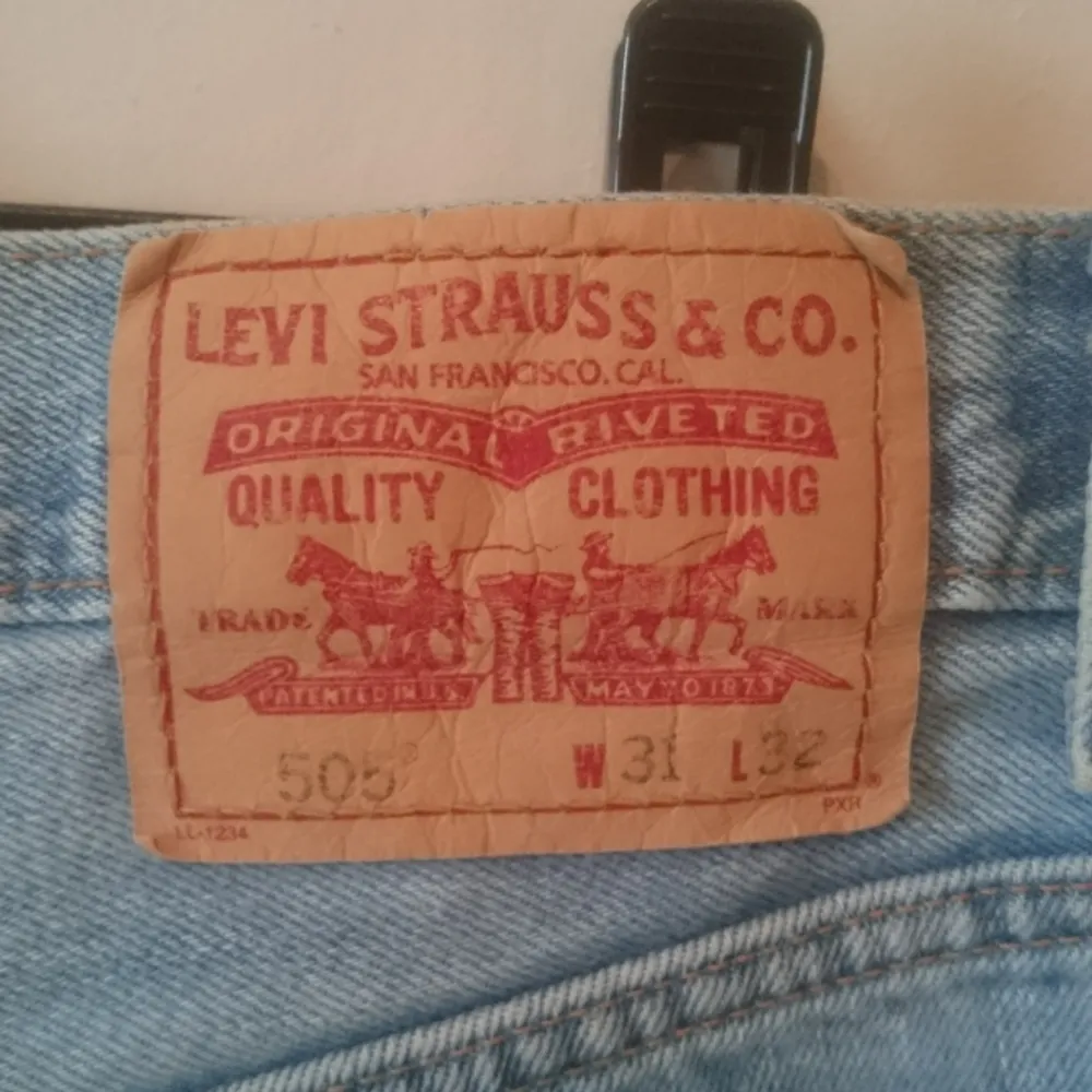Äkta Levi's 505 shorts! Klassisk urtvättad ljusblå färg, rymliga fickor, mycket fint skick! Hög midja, gör din booty extra juicy 🍑. Shorts.