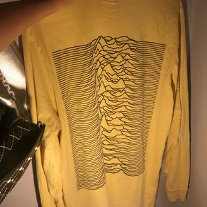  - ”Killtröja”🙄 från H&M med Joy Division tryck! Superfin att knyta upp eller stoppa in i byxor med fint vågigt tryck på ryggen. Ljusgul!