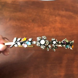  - Diadem i metall med blommor. Pris inklusive frakt! 