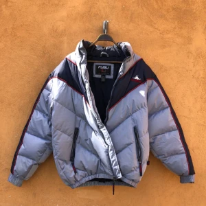  - Ultrafet vintage fubu täckjacka från 90-talet. Riktigt varm och fluffig. Medium på lappen men sitter som large nästan som XL. Utfällbar huva. Mycket snyggare irl 🔥🔥🔥