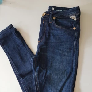  - Jeans från Replay Stretchiga  Fint skick Skriv om du vill se fler bilder/har frågor 
