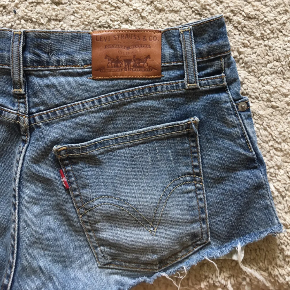 Levi's shorts köpta för några år sen men inte kommit till mycket användning så därför säljer jag dom. Står ingen storlek i men skulle gissa på 24-26! . Shorts.