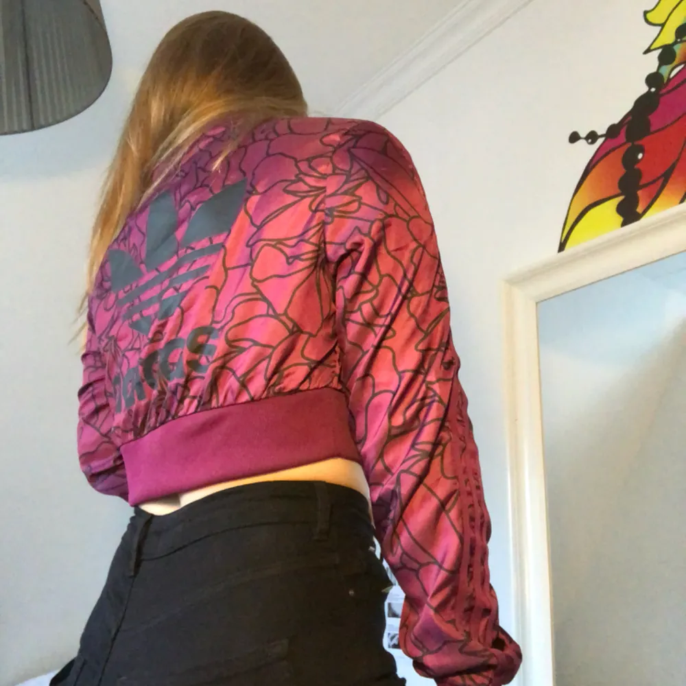 En adidas crop top som använts på tok för lite! Köpt för ca 600kr. Köparen står för frakten. Tröjor & Koftor.