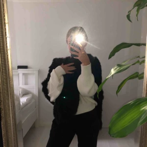  - Svart och ”rosa” pälsponcho. Aldrig använda och supersnygga. Bara den rosa som är kvar! 