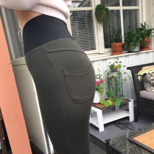  - Strl S men väldigt stretchiga, perfekt för träning eller ridning!