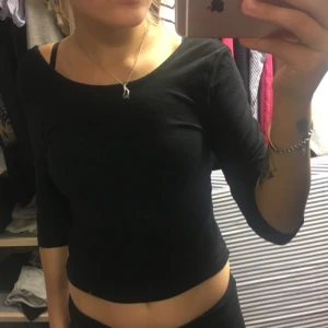  - Svart topp från bik bok knappt använd. Finns i borås