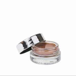  - Den här smarta krämen är en multiprodukt som kan användas för att ge lyster åt såväl ögon som läppar och kinder. :)  Testat , ordinarie pris $22,00, förpackning saknas.  Säljs för 80kr+ frakt/ mötas upp i Uddevalla.  