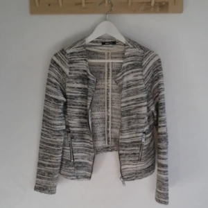  - Varm och snygg kofta från Ginatricot! Endast provad så den är aldrig använd, säljes i nyskick! Pris 40kr, kan skicka om köparen står för frakt. Betalas med swish🎉