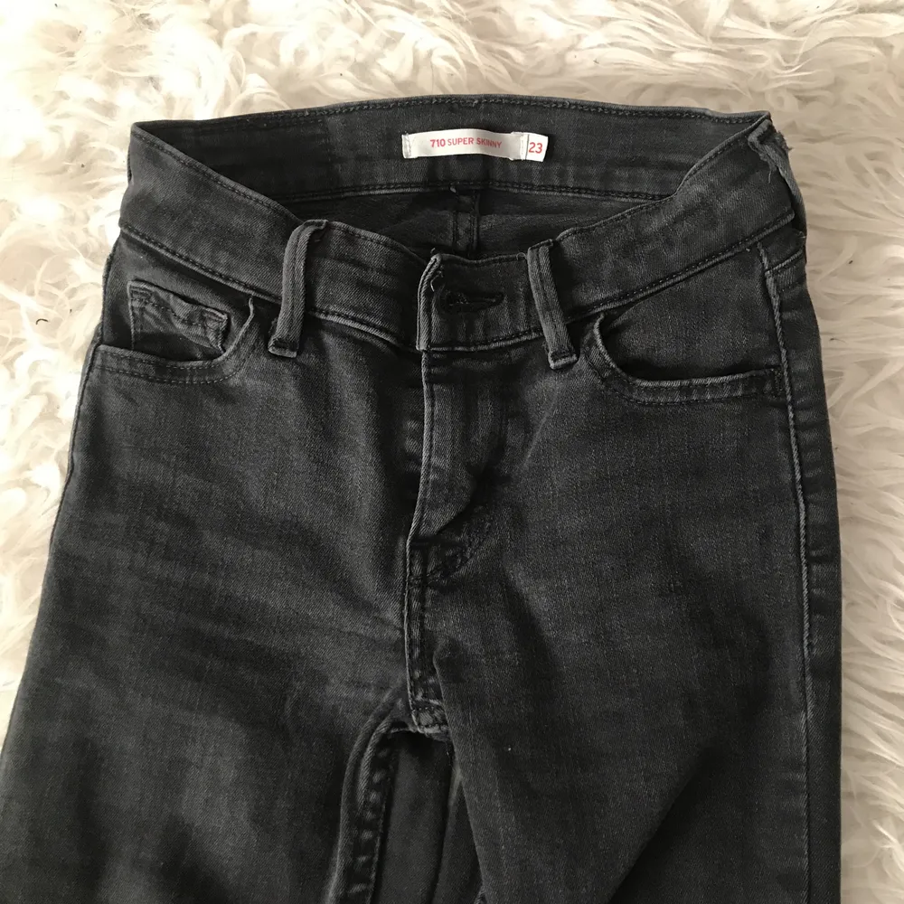Mina favorit jeans som tyvärr inte sitter bra på mig längre. Lite långa på mig som är 158, är i storlek 23 vilket jag skulle säga är xs. Kan frakta men köpare står för kostnad, kan hämtas i Linköping. Nypris: 1000. Jeans & Byxor.