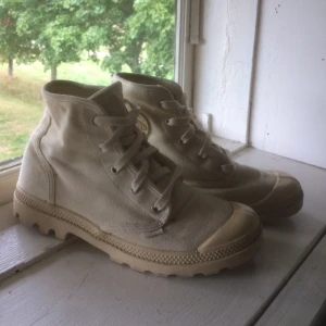  - Naturvita Palladium skor i otroligt bra skick! Endast använda ett par enstaka gånger och väl omhändertagna. Supersnygga skor perfekta till hösten. 