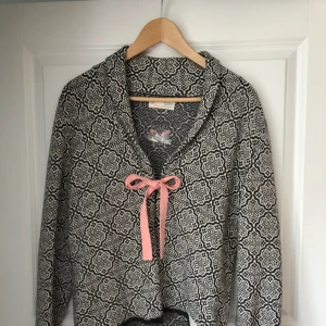  - Odd Molly cardigan i strl 3, dvs L. Sparsamt använd!  Kan frakta eller mötas upp i Stockholm. 
