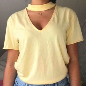  - Snygg gul topp från NA-KD i strl S💛 Säljer pga att jag inte har någon användning för den. Bara använd 1 gång och är som ny🤗 Köparen står för frakten