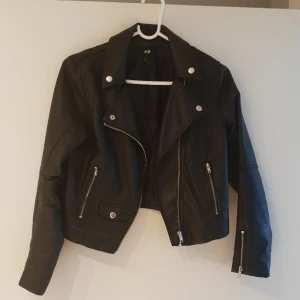  - Skinnjacka från hm, strl 34. Köparen står för frakten och betalning sker via swisch :)