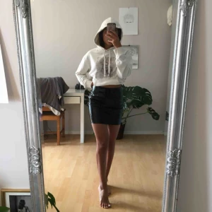  - Kjol i skinnimitation, med fordring inuti. Skulle säg att det är en ganska stor XS, så passar nog S också! Använt den vid ett tillfälle, så den är inte alls urtvättad. Kolla gärna in mina andra annonser! :)