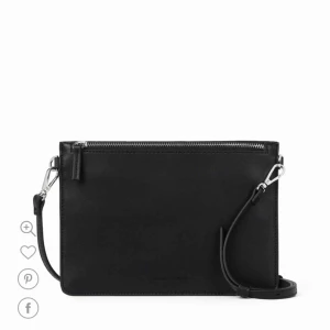  - Svart väska från Carin Wester. Nästan helt oanvänd. Kan mötas upp i Gbg, annars tillkommer frakt✨