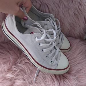  - Vita låga Converse som passar storlekarna 34 och 35. 