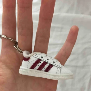  - Säljer en jättegullig adidas sko nyckelring. Den är äkta 💫✨