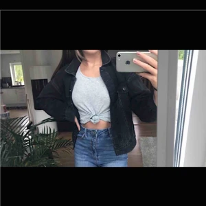  - Grått linne från H&M! Linnet är ribbat och ganska så elastiskt så skulle nog också passa om man har storlek M. Längden på linnet är normalt, alltså ungefär mellan midjan och höfterna. Köpare står för frakt🚛