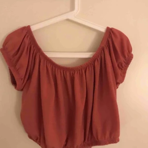  - Den slutar strax över naveln och är off shoulder med korta ärmar, använd ett antal gånger, köpte den för ca 129kr
