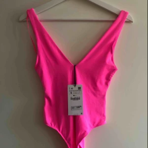  - Rosa body från Zara, aldrig använd 😍  Säljes pga fel storlek Frakt ingår i priset 💕