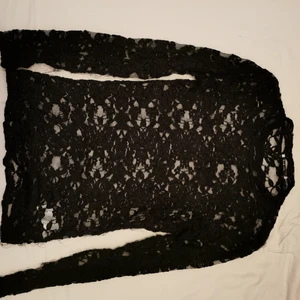  - Spetstopp långarmad från Gina Tricot. Snygg och lättanvänd! Kan ha till allt. 