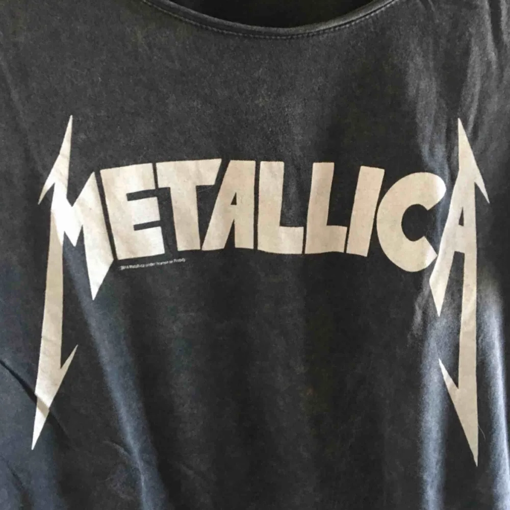 Cool tröja med tryck av Metallica-loggan!! Den är i strl S och jag tror den kommer från H&M, lite osäker. Köparen står för frakt :) . Skjortor.