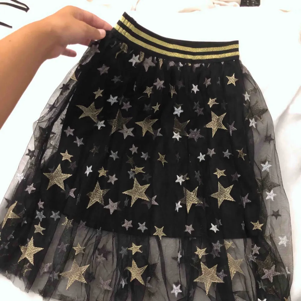 Vääärldens finaste kjol med stjärnor på😩💫 säljer då den ej kommer till användning💕 barnstorlek tror ja, men passar lika bra en xs/s💘💓 . Kjolar.