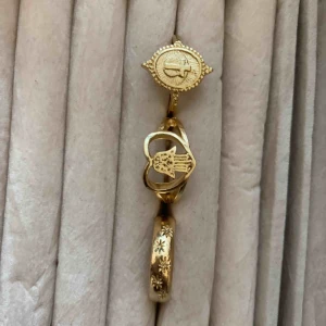  - Allt tillsammans 150kr, guldpläterad kors ring, buddha ring och blommig ring.