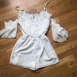  - En jätte fin playsuit från Dm retro/Dennis Maglic, använd en gång! Säljs pågrund utav att den är genomskinlig.  