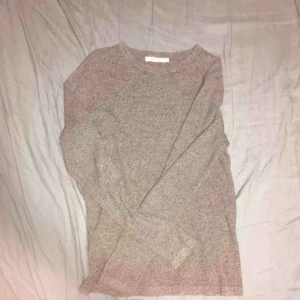  - En stickad tröja som sällan använts.