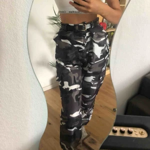  - Finns fickor ifram, sen varsin ficka längs benet på varje sida. Halvpösiga, frakt ingår 