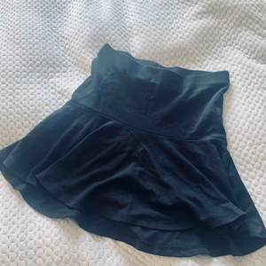 Svart kjol från Gina Tricot. Knappt använd. 