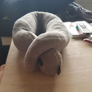  - Massagekudde som ger en lindrande och avslappnande massage. Passar både stora och små nackar. Ställbar intensitet i två lägen. Tillverkad i mjuka material. Batteri: 2x AA (medföljer ej). Nypris 99 Mycket gott skick  Hämtas i Hagsätra eller möts upp (Medborgarplatsen eller Gullmarsplan) 