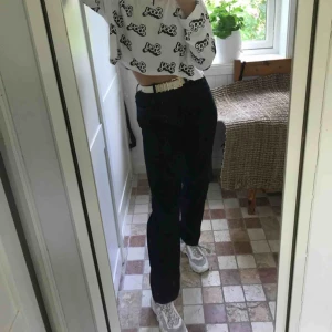  - Supersnygga knappt använda lee jeans! Passformen är rak och man kan försöka pruta. Skickar mot fraktkostnad, byts eller möts upp!