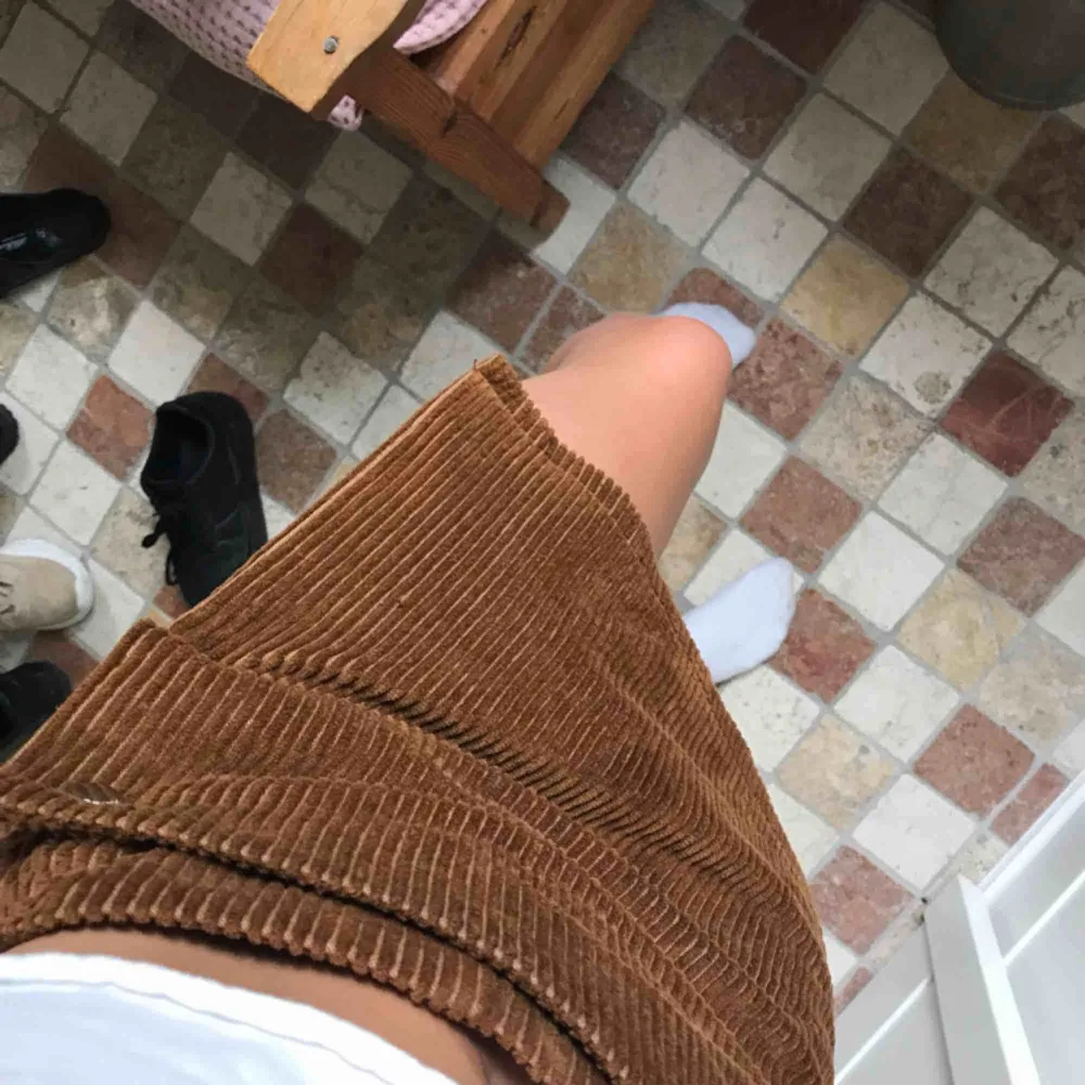 En välidigt fin brun Manchesterkjol som jag själv gjort om från shorts till kjol (se bild tre). I övrigt väldigt bra skick! Fraktas, möts upp eller byts. Kjolar.