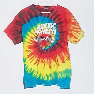  - Skitcool batikmönstrad t-shirt med Arctic monkeys tryck. Frakt ingår❤