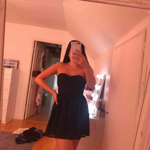  - mörkblå klänning utan band, lite för kort för mig & jag är 165 lång