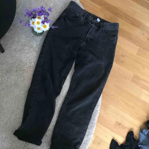  - Ett på svart/ mörkgråa mom jeans, jätte fina och i bra kvalité,