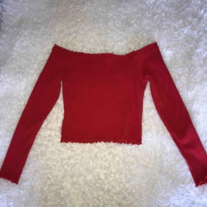  - Röd off-shoulder topp från ginatricot. Nästan aldrig använd. 