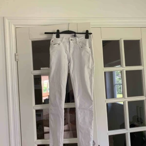  - Tighta jeans från ONLY. Frakt tillkommer
