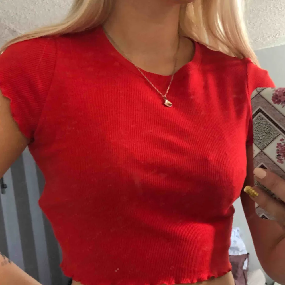 En röd croppad T-shirt köpt i Spanien för ca 1 år sedan, använd ca 3 gånger. Som ny. Köpt för 140kr säljer för 40kr + 20kr frakt. = 60kr Onesize passar XS/S. Toppar.
