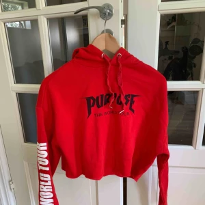  - Croppad hoodie med Justin Bieber merchandisetryck. Använd ca 5-10 gånger. Frakt tillkommer