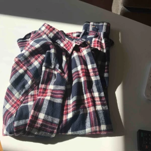 - Rutig flanellskjortor i blått, rött och vitt. Använd några fåtal gånger och i bra skick. 