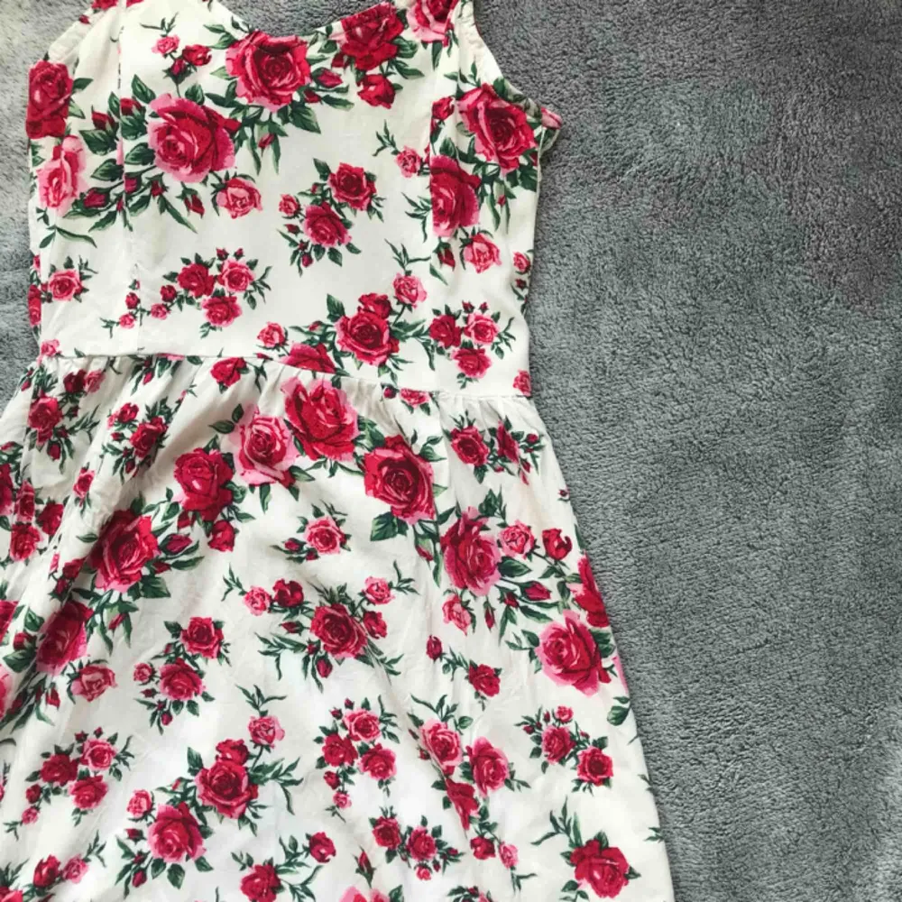 Jättesöt klänning med rosor på🌸 Fint skick.. Klänningar.