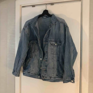  - Snygg oversize jeansjacka  200 kr inkl frakt 