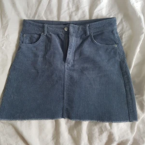  - Blå manchester kjol! Har aldrig kommit till användning och tänker att någon annan kanske har mer glädje för den :) Köpte den i L men funkar i M också då det är min egentliga storlek. 