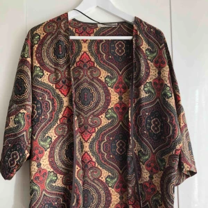  - Bohemisk mönstrad kofta i silkeslen material. Fint skick. Frakt tillkommer. 