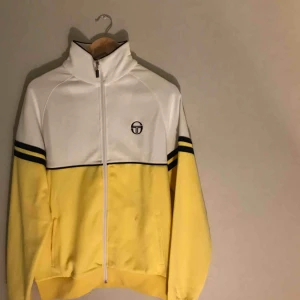  - Tracktop från Sergio Tacchini i bra skick! En mindre fläck vid vänster ficka, annars klanderfri. Möts upp i Stockholm, annars står köparen för frakt :) 