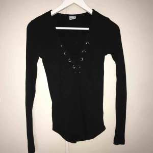  - Snörad tröja från Ginatricot, bra skick 💓