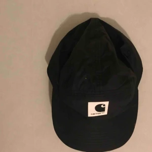  - 5-panel från Carhartt. Sparsamt använd. Möts upp i Stockholm, annars står köparen för frakt :) 